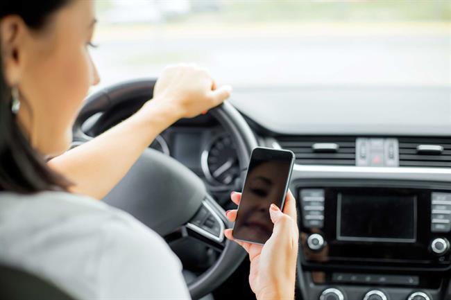 شما در هنگام رانندگی هم حواستان به تلفن همراه است
