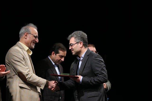 تقدیر از مدیرکل اسناد و انتشارات بنیاد شهید و مدیر مسئول ماهنامه «شاهد یاران»