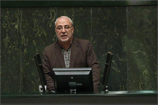 انتقاد یک نماینده از صف‌های طولانی مردم برای دیدار با نمایندگان