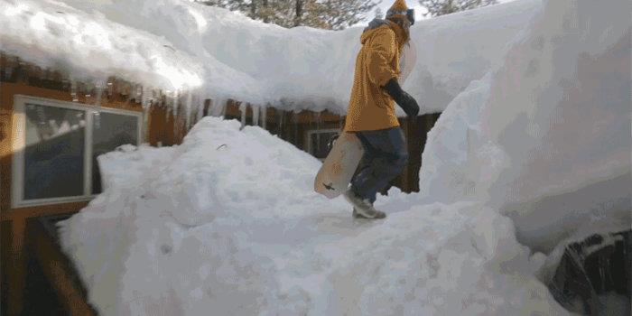 انجام حرکات دیدنی روی برف به وسیله اسنوبرد در حیاط خانه ای شخصی [تماشا کنید]