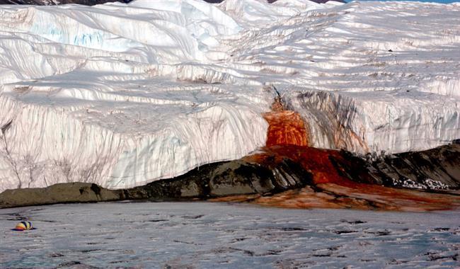 آبشار قرمز در قطب جنوب