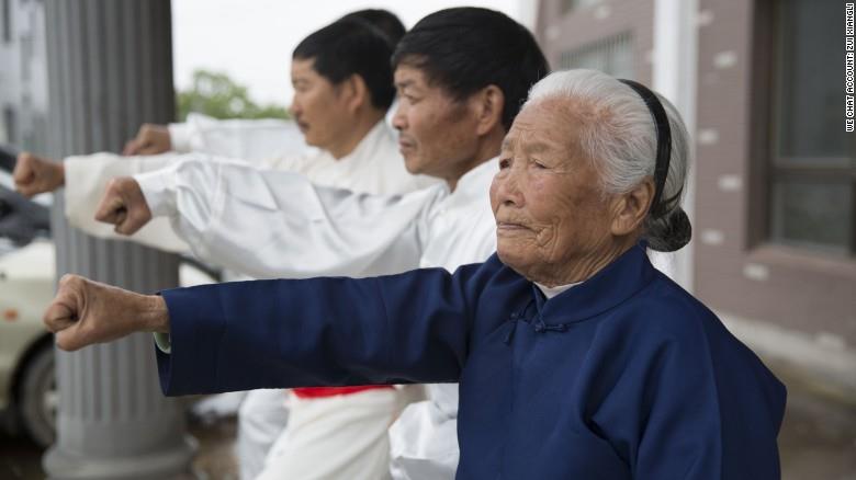 پیرزن کنگ فو کار؛ بانوی 93 ساله چینی که به راحتی حرکات رزمی را انجام می دهد