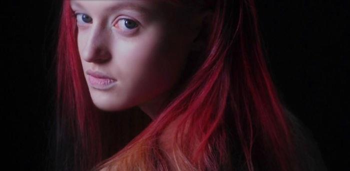«فایر»؛ عجیب ترین رنگ موی جهان که در مجاورت باد گرم موها را قرمز می کند