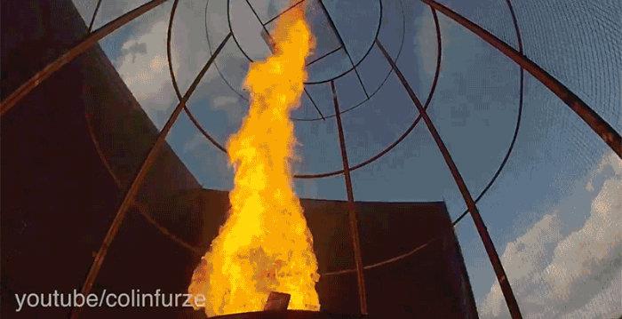 اختراعی عجیب و ترسناک؛ ساخت بزرگترین گردباد آتش دنیا به ارتفاع 6 متر [تماشا کنید]