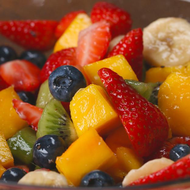خوشمزه روز: سالاد 7 رنگ میوه با سس عسل و لیموترش [تماشا کنید]