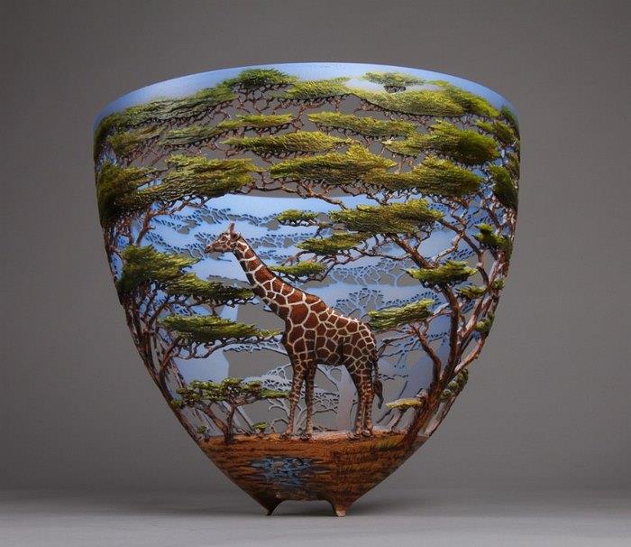 هنرمندی که با حکاکی های زیبا روی گلدان های چوبی، طبیعت آفریقا را بازسازی می کند