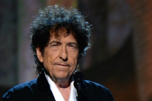 باب دیلن بدون حضور رسانه‌ها نوبلش را دریافت می‌کند