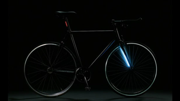 این دوچرخه برخلاف ظاهری ساده، به ردیاب و سیستم روشنایی منحصر به فردی مجهز است