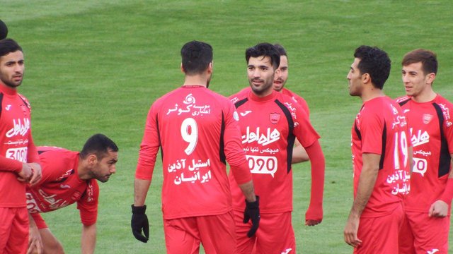 درگیری شدید بازیکنان و سرود قهرمانی هواداران پرسپولیس در پایان بازی