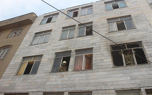 مهار حریق ساختمان مسکونی در میدان رسالت/ نجات 8 نفر از ساکنان از میان دود و حرارت