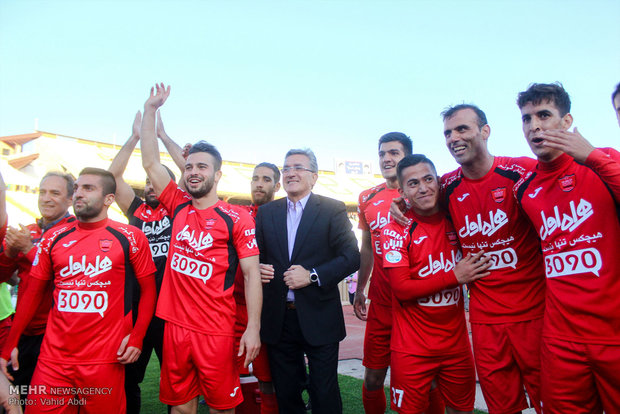 جام قهرمانی پرسپولیس را وزیر ورزش اهدا می کند