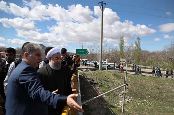 رئیس جمهور باز هم دیر رسید!/  سفر به خوزستان دوهفته بعد از بحران ریزگردها؛ سفر به آذربایجان 5 روز بعد از سیل پرخسارت/ مقام معظم رهبری: مسئولین تاخیر و سستی نکنند