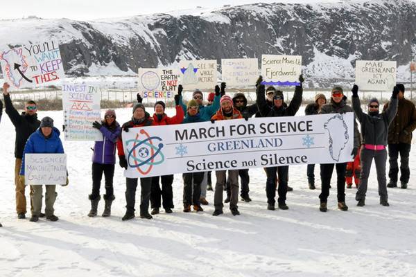 از قطب شمال تا قطب جنوب؛ راهپیمایی برای حمایت از علم در روز زمین برگزار شد