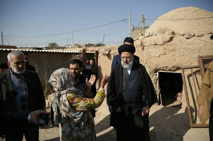رئیسی و روستایی‌های اطراف مشهد و فروشگاهی در حرم که حال آنها را خوب کرده است