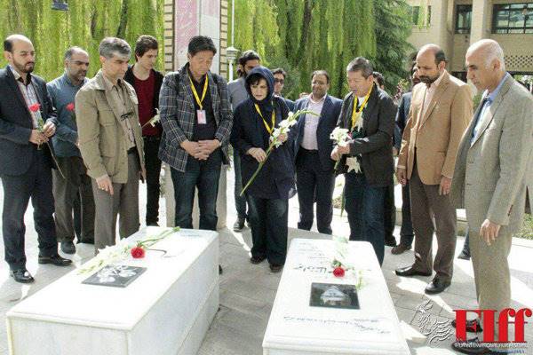 ادای احترام مهمانان جشنواره جهانی فیلم فجر به شهدای دفاع مقدس