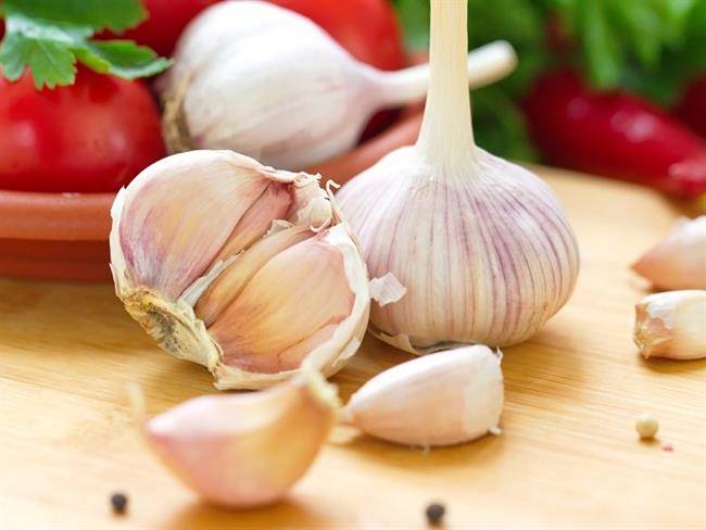 با سیب و کاهو از بوی سیر دهان خلاص شوید