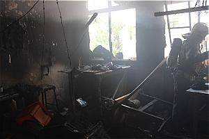 یک کارگاه تولید کفش در خیابان وحدت اسلامی آتش گرفت