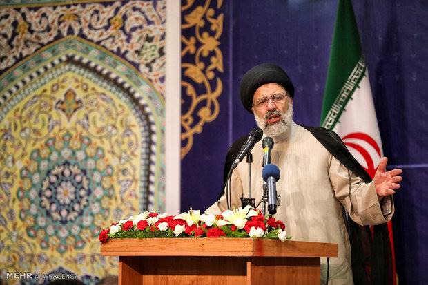 مردم کردستان باید در مراودات زندگی بر اساس رسوم خود عمل کنند
