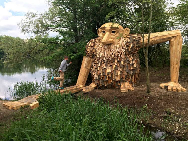 ساخت مجسمه های چوبی غول پیکر و قرار دادن آن ها در جنگل توسط هنرمند دانمارکی [تماشا کنید]