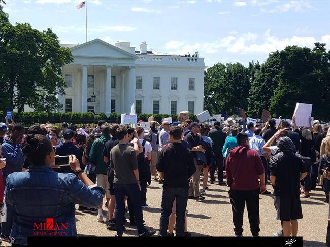 برپایی تظاهرات در آمریکا علیه اخراج رئیس اف.بی.آی