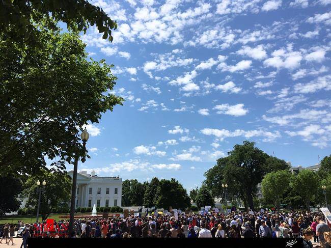 برپایی تظاهرات در آمریکا علیه اخراج رئیس اف.بی.آی