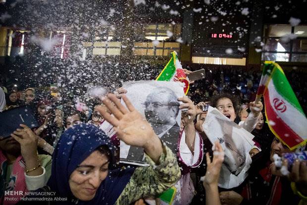 شعار هر ایرانی خداحافظ روحانی/تلاش 4 درصدی ها برای برهم زدن همایش