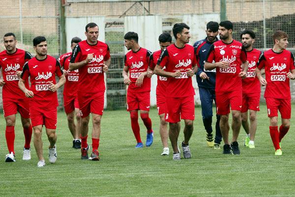 تمرین سبک سرخپوشان/ کُری شدید میان مربی و بازیکنان