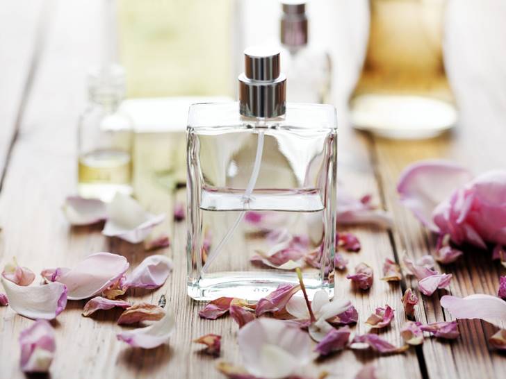 چرا نباید عطرها و ادکلن های بعد از اصلاح خود را داخل حمام نگهداری کنید؟