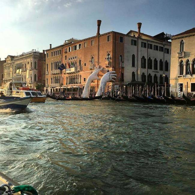 hands-sculpture-support-lorenzo-quinn-venice-1-59186e46d6d2f__880-w700