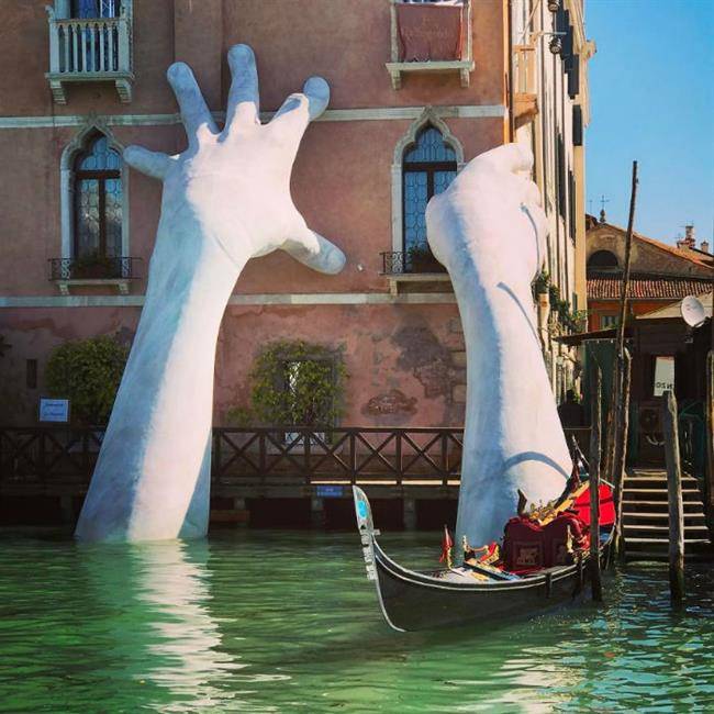 hands-sculpture-support-lorenzo-quinn-venice-10-59186fcf0d798__880-w700