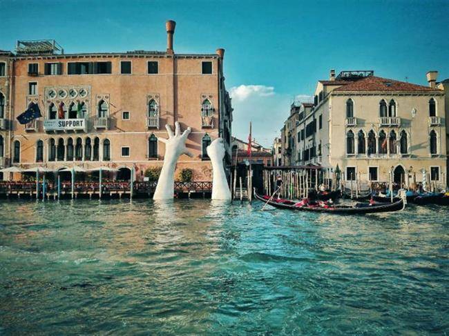 hands-sculpture-support-lorenzo-quinn-venice-14-5918707e266fe__880-w700