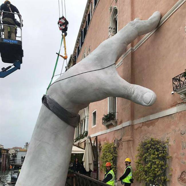 hands-sculpture-support-lorenzo-quinn-venice-24-591872406a648__880-w700