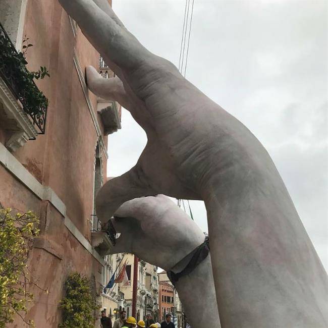 hands-sculpture-support-lorenzo-quinn-venice-25-5918726089b95__880-w700