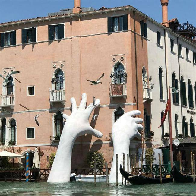 hands-sculpture-support-lorenzo-quinn-venice-27-5918728c40d12__880-w700