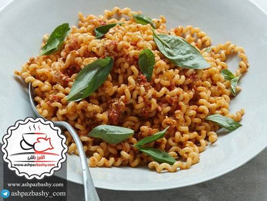 پاستا با گوجه، سیر و بادام