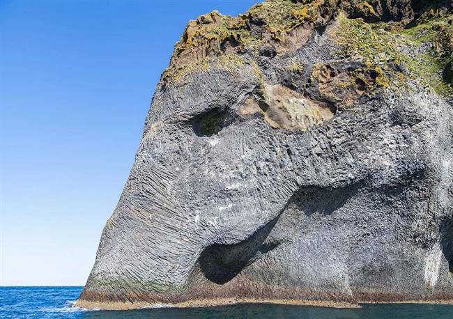 صخره فیل نمای طبیعی در ایسلند