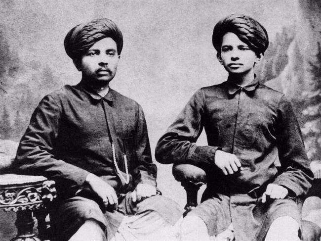 ماهاتما گاندی ( سمت راست ) به همراه بردارش لاکشمیدیس در سال 1886.