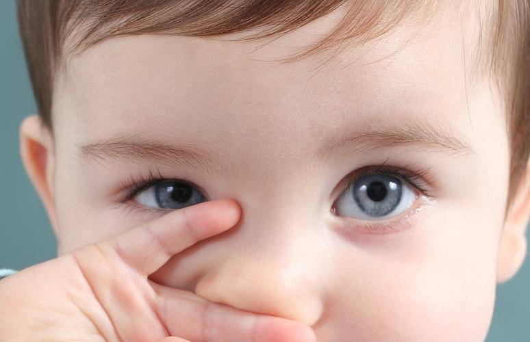 مراحل تغییر بینایی کودک در نخستین سال زندگی