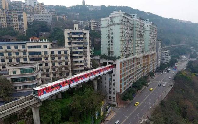 عبور ریل قطار از داخل ساختمانی در چین
