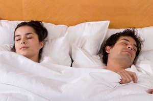 رابطه علاقه زوجین با فرم خوابیدن آنها در کنار یکدیگر