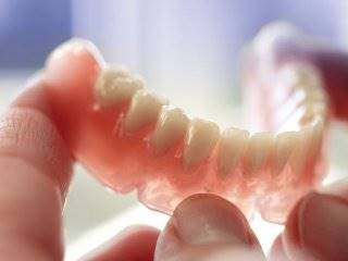 چگونه با دندان مصنوعی کنار بـیاییم؟