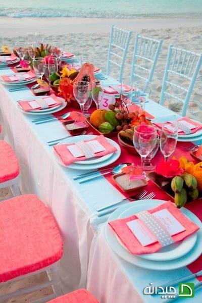 میز نهارخوری در کنار ساحل و با رنگ های شاد