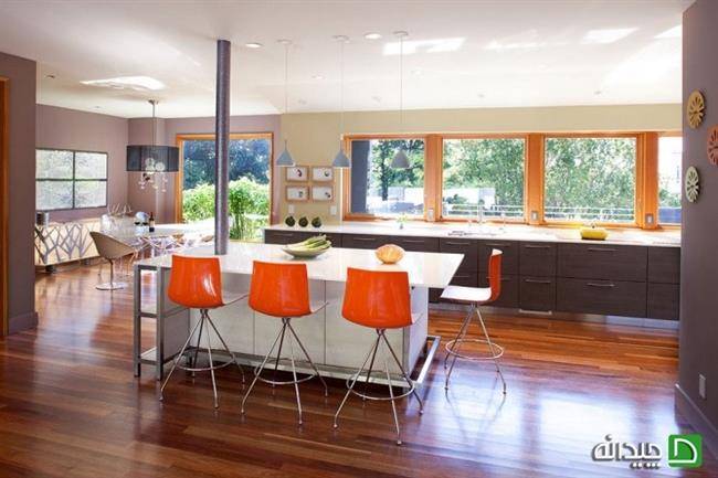 صندلی های اپن نارنجی رنگ در آشپزخانه