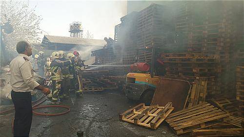 آتش سوزی گسترده در شرکت تولیدی مواد غذایی مهار شد