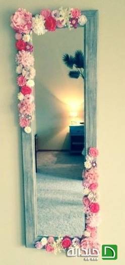 آینه قدی تزیین شده با گل های کاغذی
