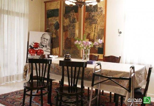 میزنهارخوری چوبی با صندلی های لهستانی در خانه محمدعلی کشاورز 