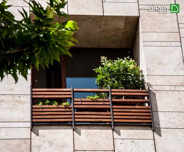 تزیین بالکن با گیاهان در ساختمان برانوش تهران