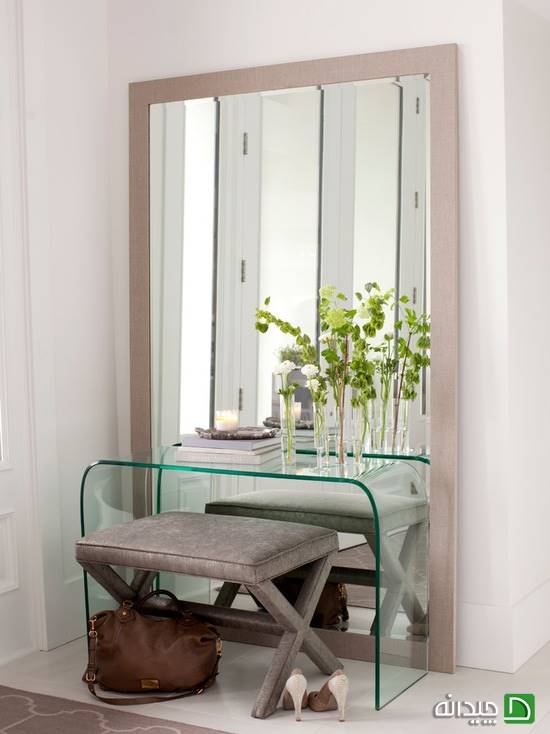آینه قدی پشت میز کنسول در طراحی دکوراسیون داخلی خانه 