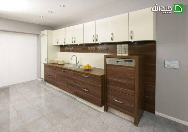 کابینت آشپزخانه با ترکیب رنگی کرم و قهوه ای