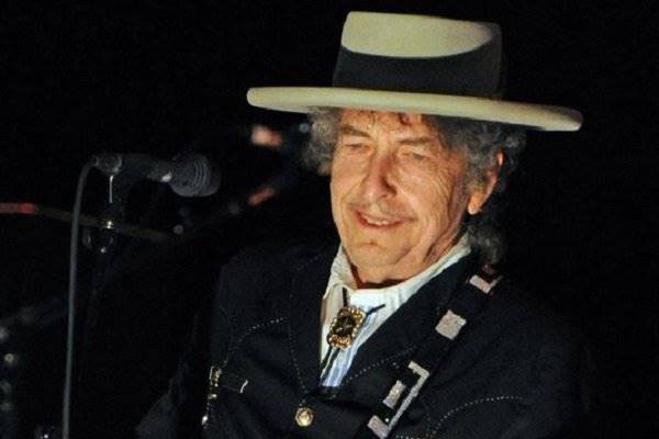 باب دیلن سخنرانی خود را به نوبل تحویل داد/نقبی به ادب و موسیقی